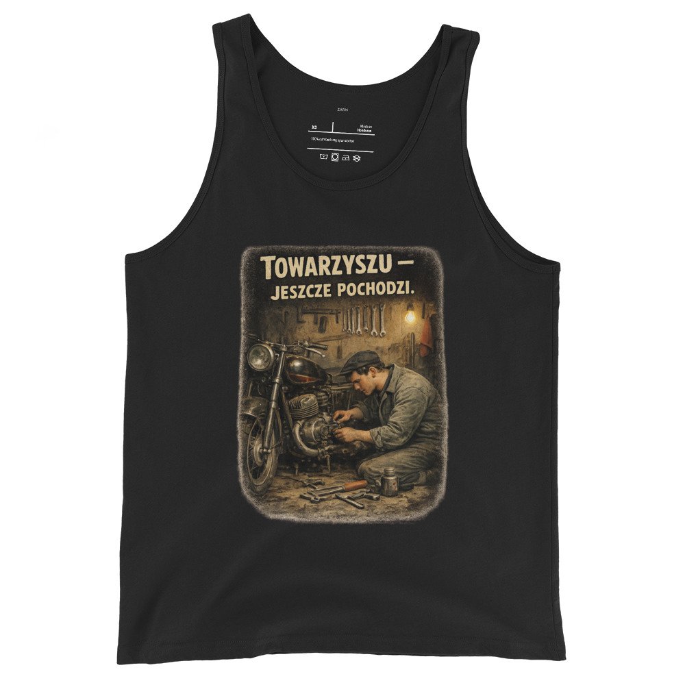 Koszulka na ramiączkach PRL „Towarzyszu – Jeszcze Pochodzi” – tank top mechanik motocykl retro| Zarn.pl Koszulka na ramiączkach PRL „Towarzyszu – Jeszcze Pochodzi” – tank top mechanik motocykl retro - obrazek 2
