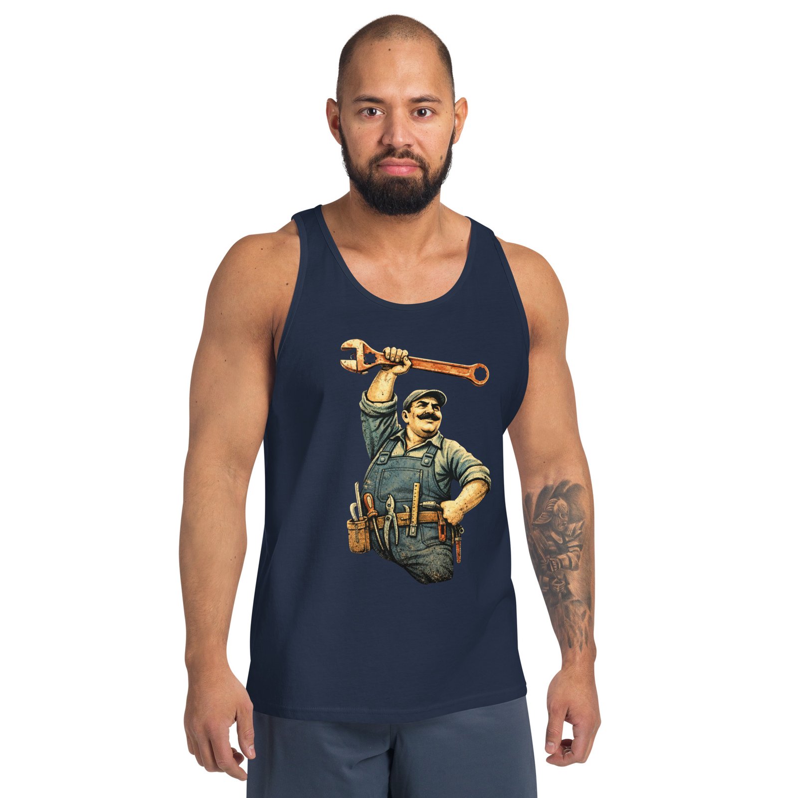 Męska koszulka na ramiączkach „Majster PRL” – tank top retro z mechanikiem i kluczem francuskim| Zarn.pl Męska koszulka na ramiączkach „Majster PRL” – tank top retro z mechanikiem i kluczem francuskim - obrazek 8
