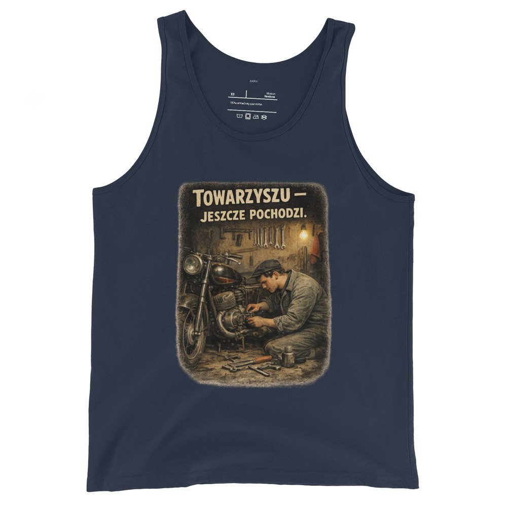 Koszulka na ramiączkach PRL „Towarzyszu – Jeszcze Pochodzi” – tank top mechanik motocykl retro| Zarn.pl Koszulka na ramiączkach PRL „Towarzyszu – Jeszcze Pochodzi” – tank top mechanik motocykl retro - obrazek 3