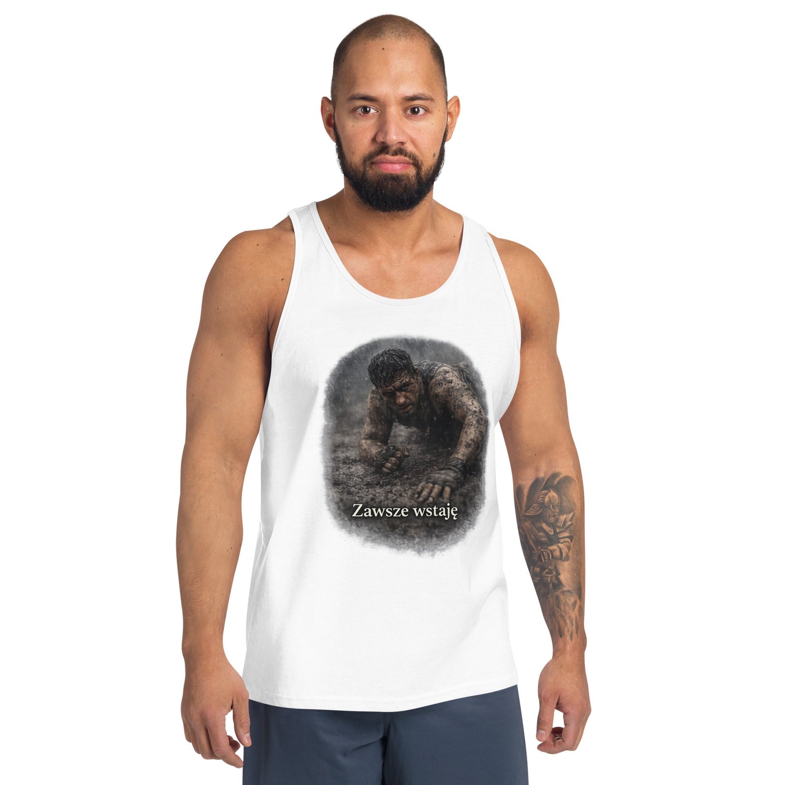 Męska koszulka na ramiączkach „Zawsze Wstaję” – motywacyjny tank top z wojownikiem w błocie| Zarn.pl męska koszulka tank top motywacyjna z nadrukiem wojownika w błocie