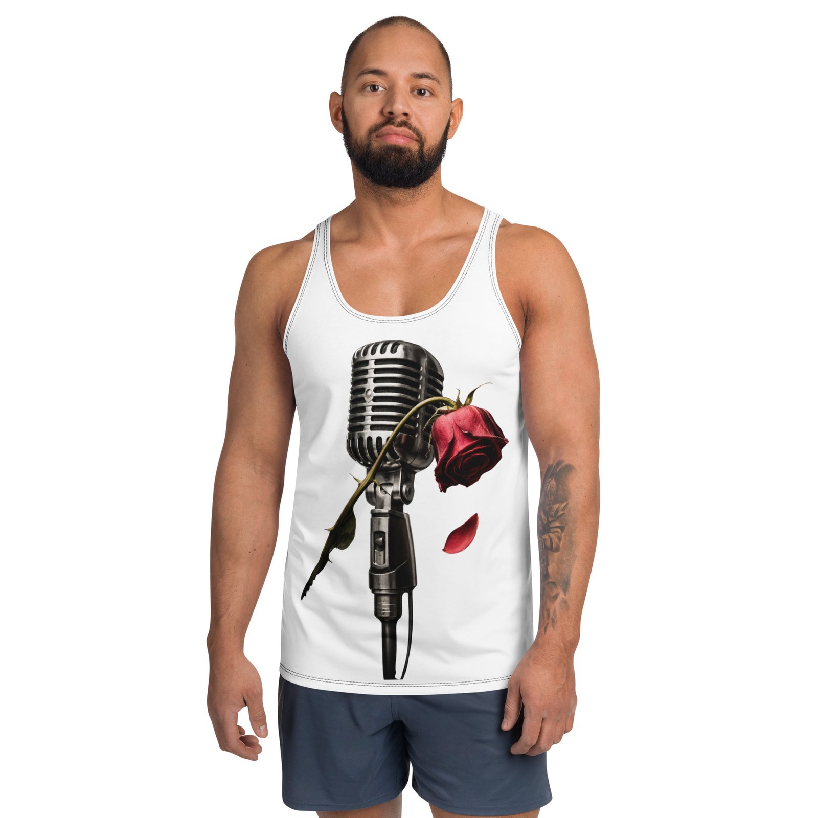 Męska koszulka bez rękawów „Vintage Rose Mic” – koszulka męska z mikrofonem i czerwoną różą| Zarn.pl koszulka męska z mikrofonem i czerwoną różą