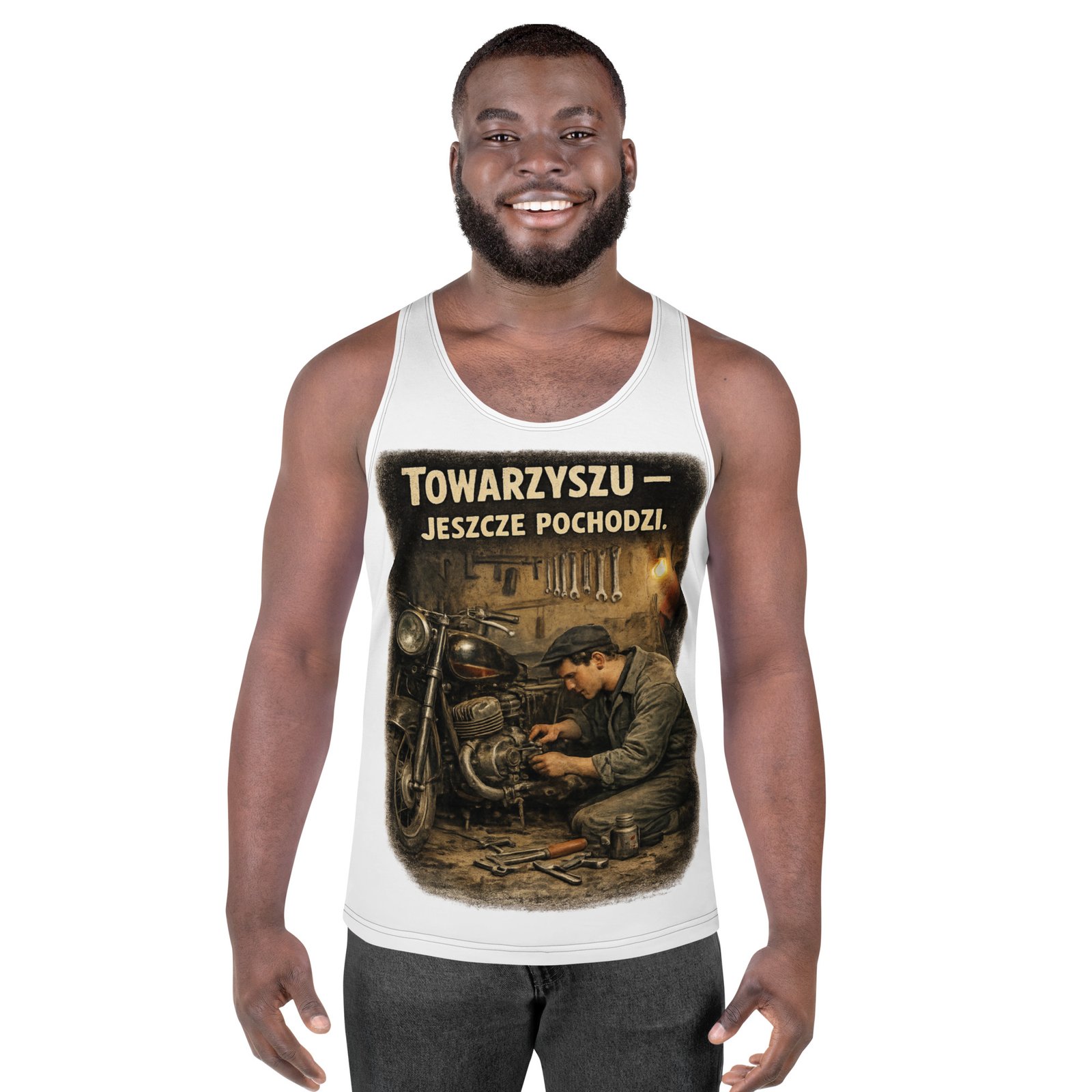 Męski tank top „Towarzyszu – jeszcze pochodzi.” – koszulka bez rękawów PRL dla motocyklistów| Zarn.pl męski tank top PRL Towarzyszu jeszcze pochodzi motocykl