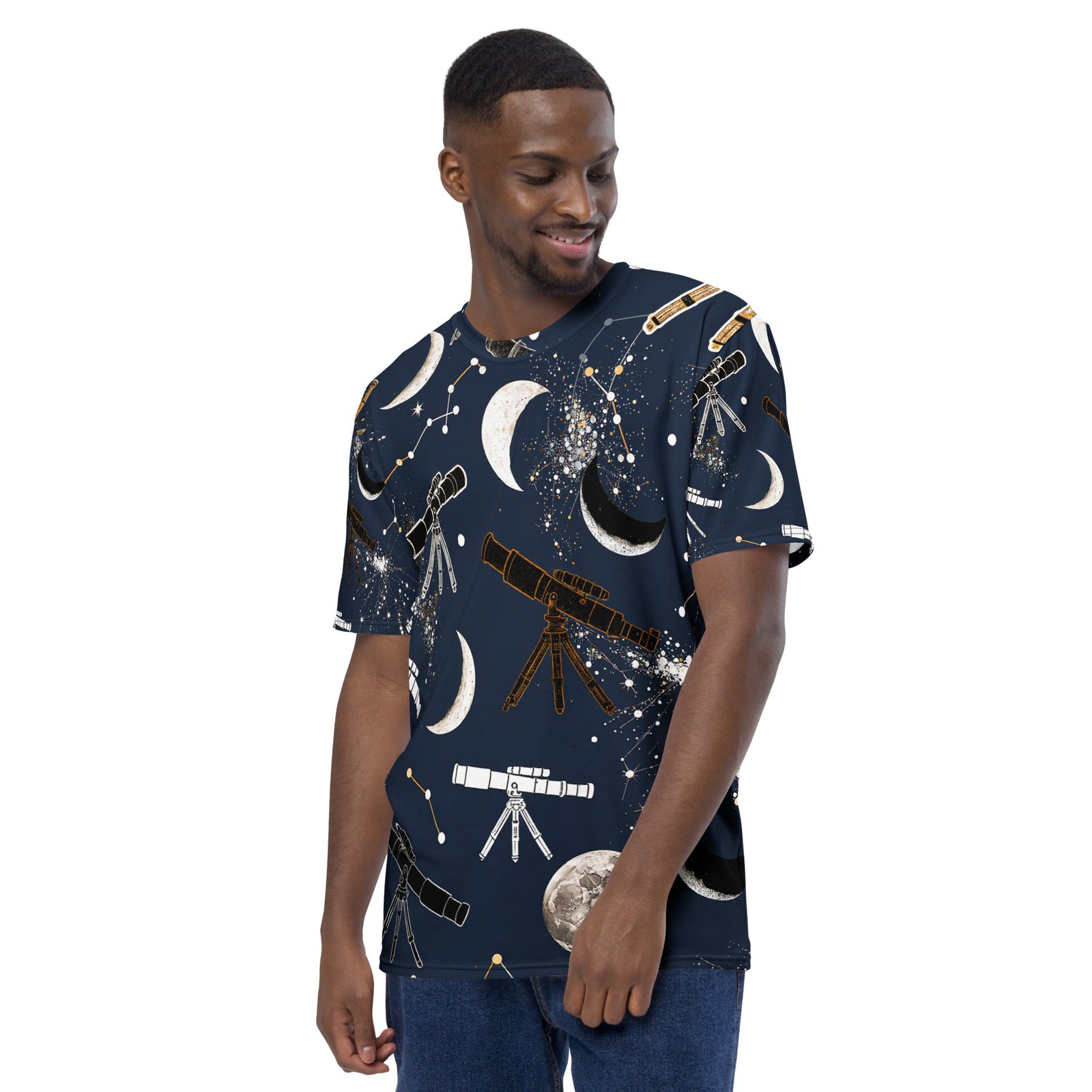 Męska koszulka z grafiką teleskopów i faz Księżyca – motyw astronomiczny| Zarn.pl Męska koszulka z grafiką teleskopów i faz Księżyca – motyw astronomiczny - obrazek 5