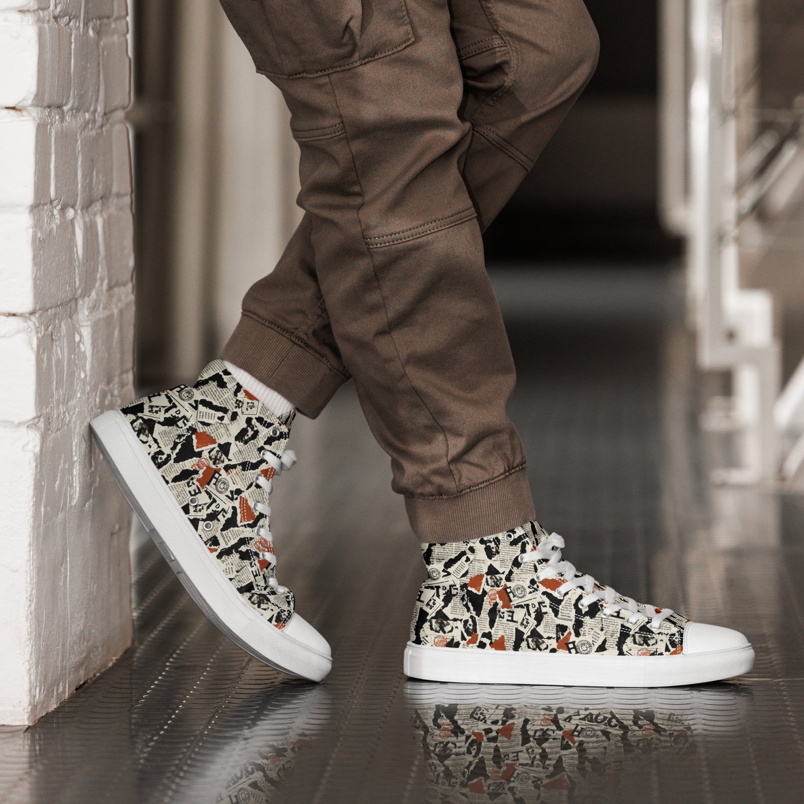 Męskie trampki za kostkę z grafiką kolażu gazetowego w stylu street art| Zarn.pl Męskie trampki za kostkę z grafiką kolażu gazetowego w stylu street art - obrazek 22